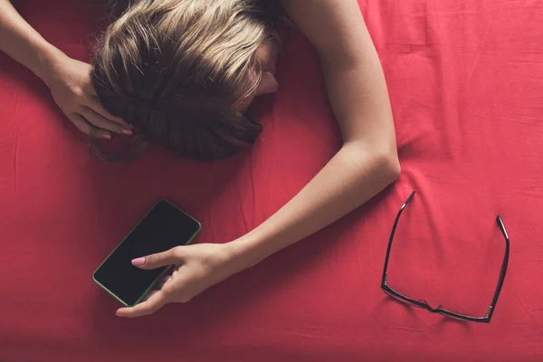 Slapen Bed Met Cellphone Naast Haar Meisje — Stockfoto
