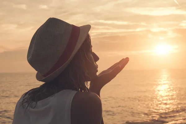 Силуэт Девушки Целующей Солнце Солнечном Фоне Океана Моря — стоковое фото