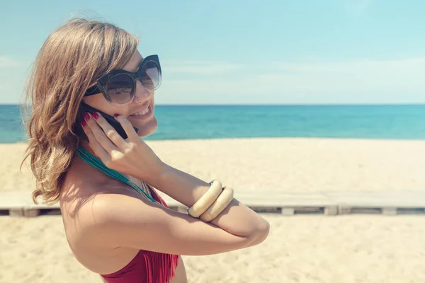Ung Kvinna Med Mobiltelefon Stranden Stockbild