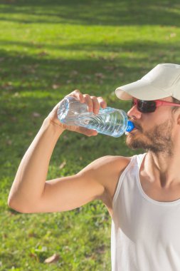 Doğada zor egzersiz sonrası susuz.