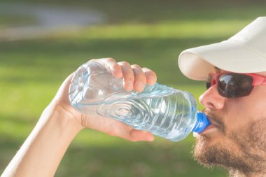 Doğada zor egzersiz sonrası susuz.