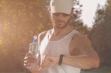 Güneş doğarken parkta koşu / gün batımı zamanı.