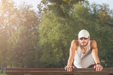 Parkta zor egzersiz sonrası yorgun.