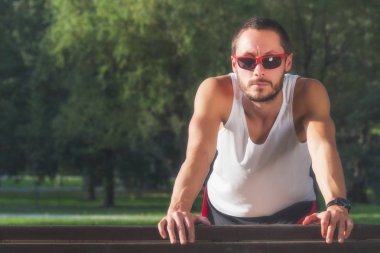 Parkta zor egzersiz sonrası yorgun.