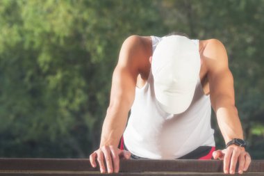 Parkta zor egzersiz sonrası yorgun.