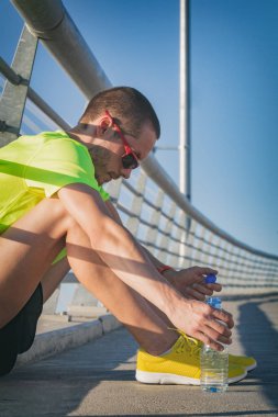 Kentsel jogger mola asfalt ve içme suyu.