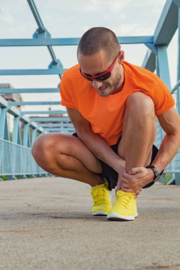 Koşu / çalışan / açık havada egzersiz sırasında fiziksel yaralanma.