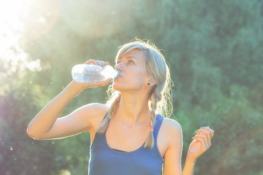 Kadın içme suyu atış koşu sonra kapatın