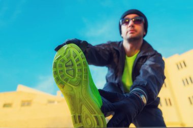 Kentsel jogger bir köprüde germe.