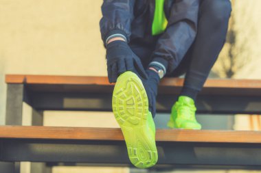 Kentsel jogger bir köprüde germe.