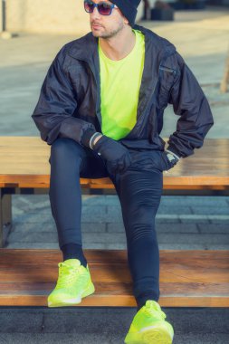 Kentsel jogger bir köprüde germe.