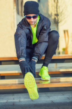 Kentsel jogger bir köprüde germe.