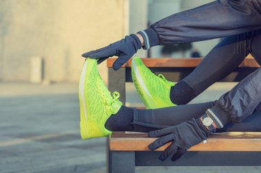 Kentsel jogger bir köprüde germe.