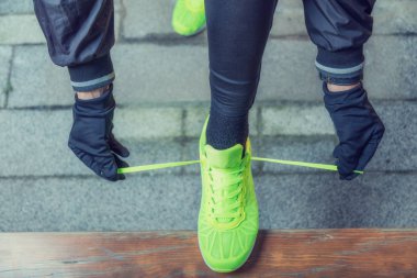 Kentsel koşucu koşu ayakkabıları bağlama 