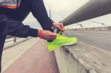 Kentsel koşucu koşu ayakkabıları bağlama 