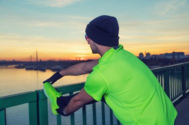 Kentsel jogger bir köprüde germe.