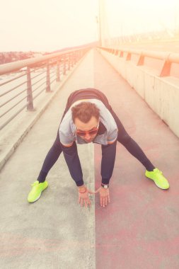 Kentsel jogger bir köprüde germe.
