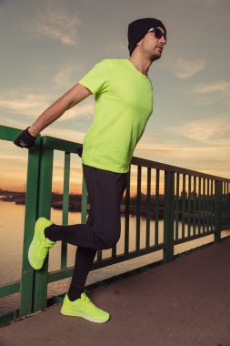 Kentsel jogger nehrin üzerinde bir köprü'nde günbatımı germe / gündoğumu kez.
