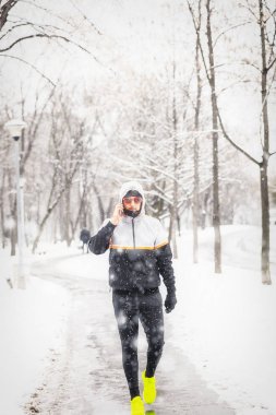 Egzersiz ve karlı Park'ta açık havada çalışan adam