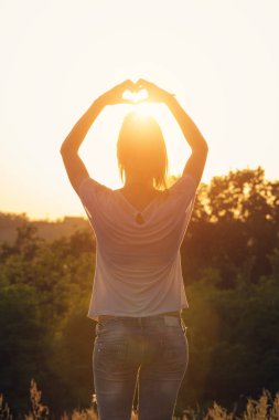 kadın gösteren kalp işareti