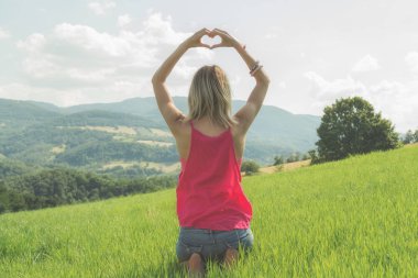 kadın gösteren kalp işareti