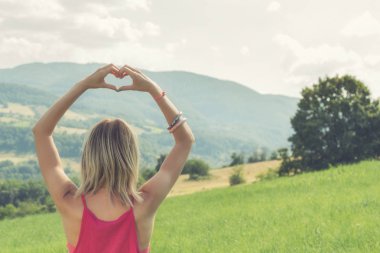 kadın gösteren kalp işareti