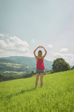kadın gösteren kalp işareti