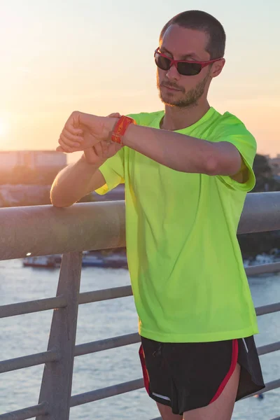 Miejskiego Jogger Patrząc Zegarek Treningu — Zdjęcie stockowe