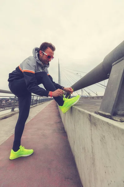 Städtischen Jogger Erstreckt Sich Auf Einer Brücke — Stockfoto