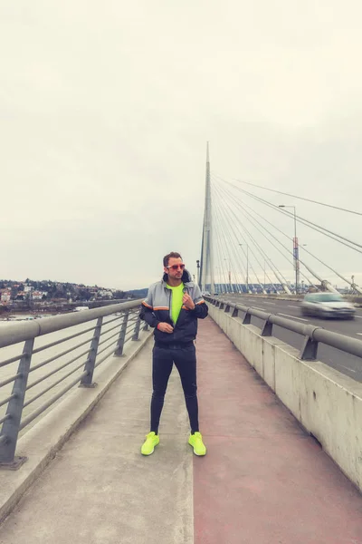 Städtischen Jogger Erstreckt Sich Auf Einer Brücke — Stockfoto