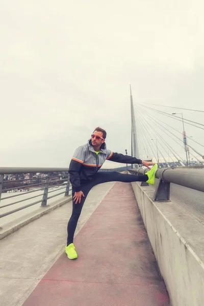 Städtischen Jogger Erstreckt Sich Auf Einer Brücke — Stockfoto