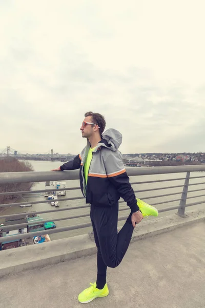 Städtischen Jogger Erstreckt Sich Auf Einer Brücke — Stockfoto