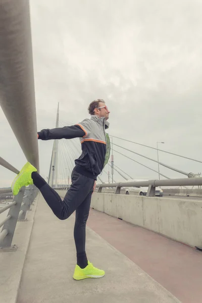 Mann Dehnt Sich Nach Übung Auf Großer Brücke — Stockfoto
