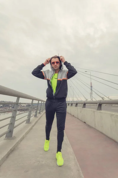 Mann Bereitet Sich Auf Übung Auf Großer Brücke Vor — Stockfoto