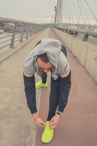 Hombre Atando Zapatillas Gran Puente — Foto de Stock