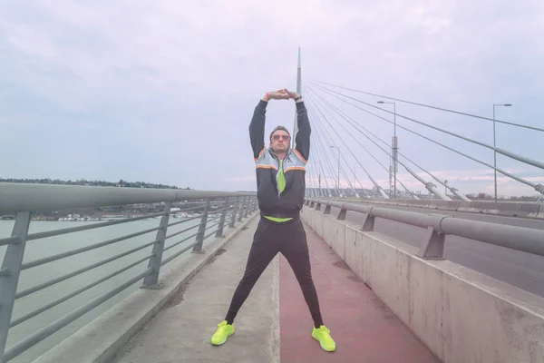 Städtischen Jogger Erstreckt Sich Auf Einer Großen Brücke — Stockfoto