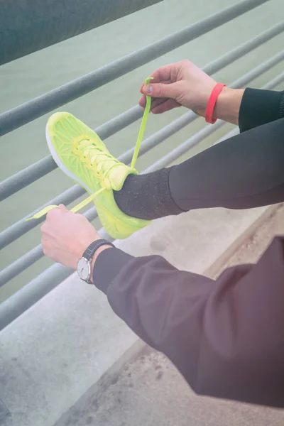 Corredor Urbano Atando Zapatillas Una Valla Desde Puente Sobre Río — Foto de Stock