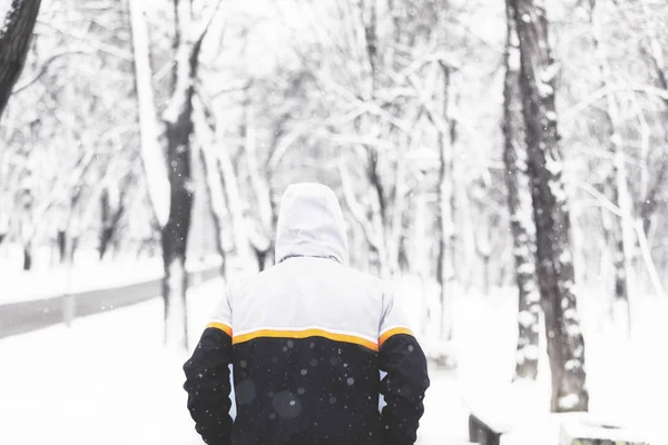 Άνθρωπος Άσκηση Και Τρέξιμο Εξωτερικούς Χώρους Χιονισμένο Πάρκο — Φωτογραφία Αρχείου