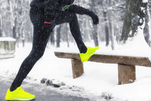 Człowieka Ćwiczenia Oraz Pracę Zewnątrz Snowy Park — Zdjęcie stockowe