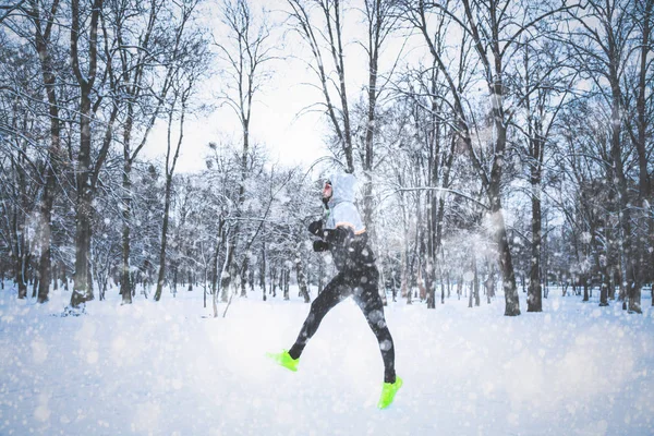 Człowieka Ćwiczenia Oraz Pracę Zewnątrz Snowy Park — Zdjęcie stockowe