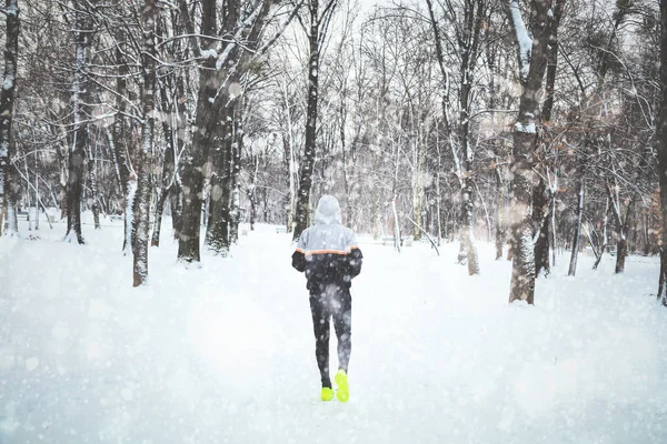 Hombre Haciendo Ejercicio Corriendo Aire Libre Parque Nevado — Foto de Stock