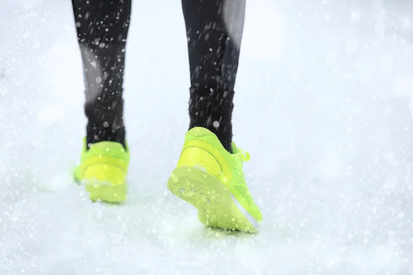 Człowieka Ćwiczenia Oraz Pracę Zewnątrz Snowy Park — Zdjęcie stockowe