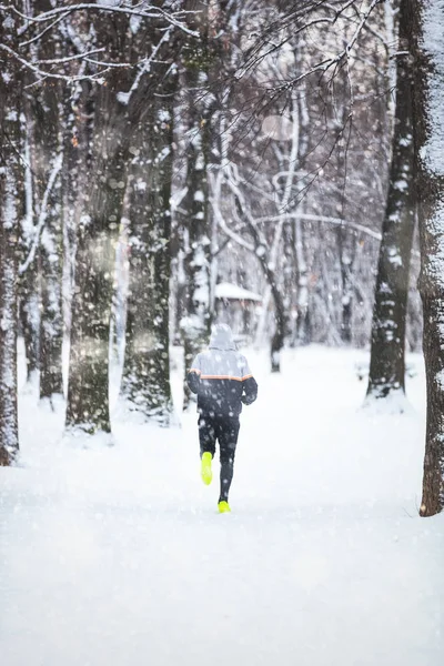 Człowieka Ćwiczenia Oraz Pracę Zewnątrz Snowy Park — Zdjęcie stockowe