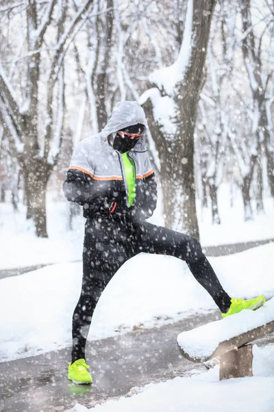 Мужчина Занимается Спортом Бегает Свежем Воздухе Снежном Парке — стоковое фото