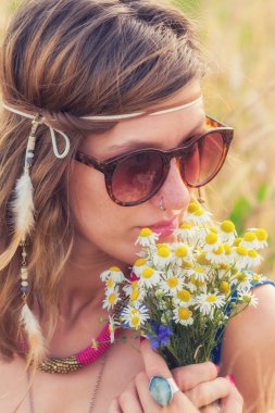 Buğday tarlasında genç bir kadın