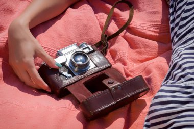Retro bir fotoğraf makinesi ile battaniye var yalan kız.