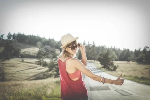 Ragazza Autostop Sulla Strada Campagna — Foto Stock