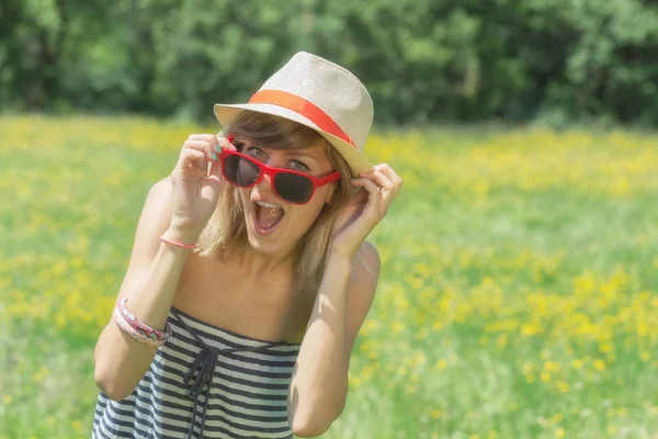 Carino Ragazza Godendo Solo Nella Natura — Foto Stock