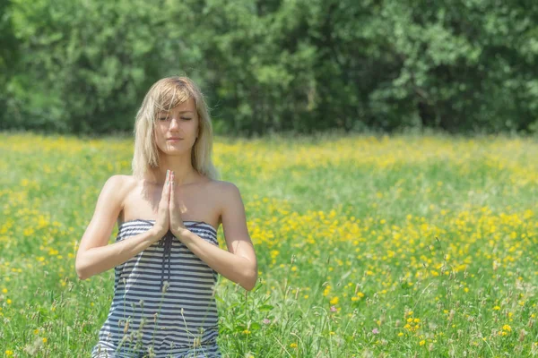 Linda Joven Disfrutando Sola Naturaleza — Foto de Stock