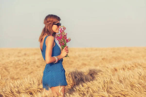 Дівчина Насолоджується Пшеничним Полем Букетом Квітів — стокове фото